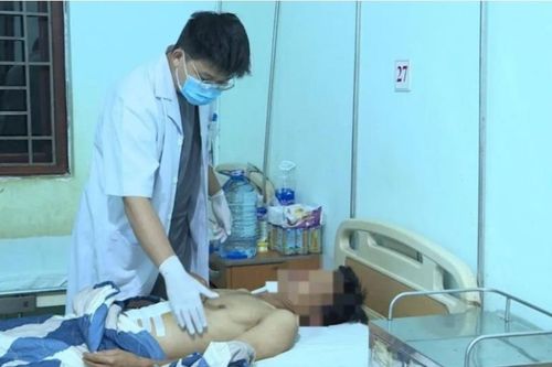 Người phụ nữ đang ngủ, bị bạn trai đột nhập dùng dao đâm vào bụng