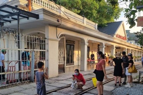 Quán cà phê không phép ở ga Long Biên gây mất an toàn giao thông
