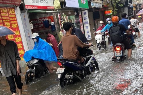 Nhiều tuyến phố Hà Nội ngập sau mưa lớn