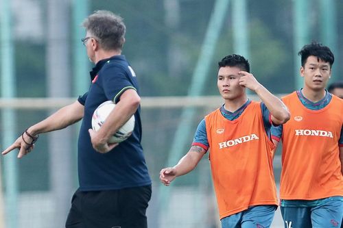 Quang Hải: Cường độ tập ở tuyển Việt Nam cao hơn ở Pau