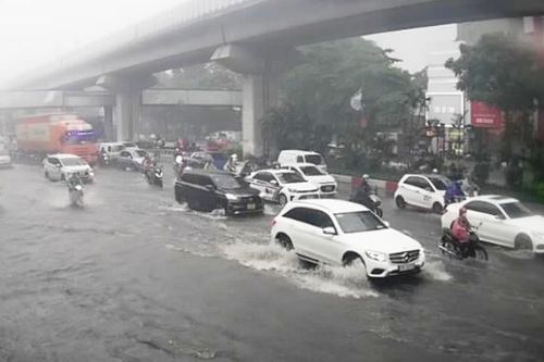 Mưa xối xả ngay giữa trưa, nhiều tuyến phố của Hà Nội ngập sâu