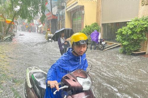 Hà Nội: Người dân bì bõm dắt xe qua điểm ngập sau trận mưa lớn