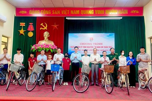 Thanh Trì tổ chức chương trình Ngày chiến sĩ tình nguyện 'Vì đàn em thân yêu'