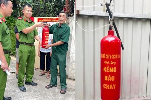 Những chiếc kẻng báo cháy tái chế độc đáo đến với người dân ngoại thành