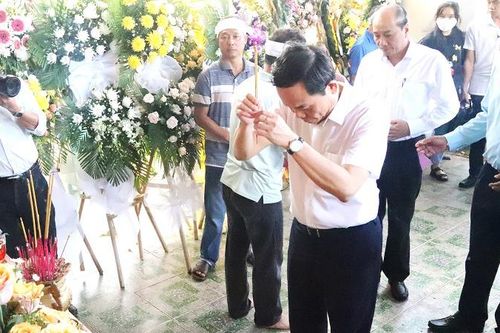 Phó Thủ tướng Trần Lưu Quang thăm, viếng các nạn nhân ở Đắk Lắk