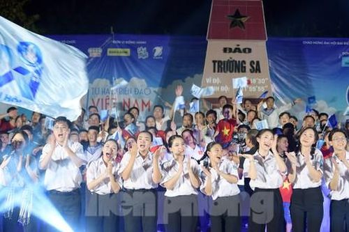 Tiếng hát sinh viên cất lên giữa Trường Sa