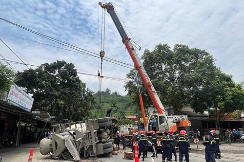 Xe bồn lật, đè xe máy làm 3 người tử vong
