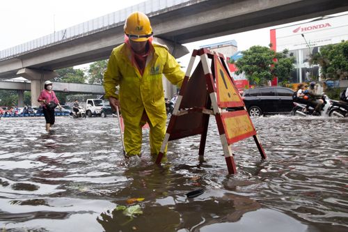 Nhiều tuyến phố của Hà Nội ngập sâu sau trận mưa giải nhiệt