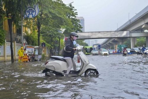 Hà Nội: Mưa lớn giữa trưa, nhiều tuyến phố ngập sâu
