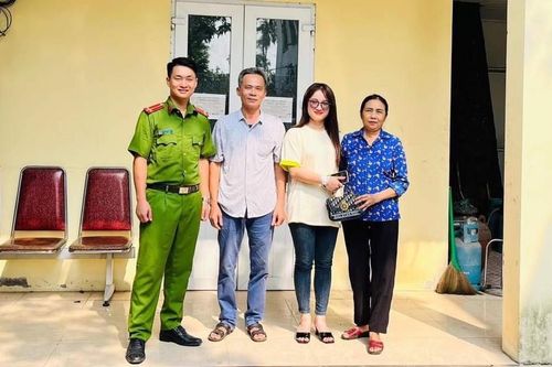 Đi làm đồng nhặt được túi xách Dior, người phụ nữ mang ngay đến cơ quan công an