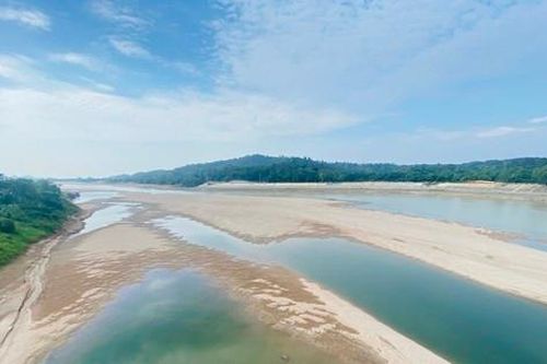 Sông Đà cạn trơ đáy nhìn từ trên cao