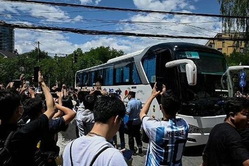 Vây xe bus, chiếm phòng tập… Messi và đồng đội đau đầu trước sự cuồng nhiệt của NHM Trung Quốc