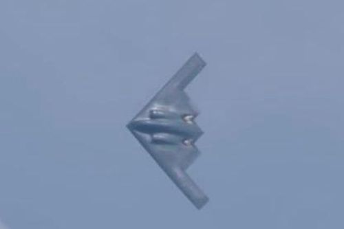 B-2 Spirit trình diễn trước hàng nghìn người ở bãi biển Miami