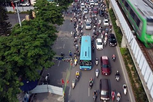 Cận cảnh đường Nguyễn Trãi sáng đầu tuần sau khi đặt 'lô cốt' rộng hàng trăm m2