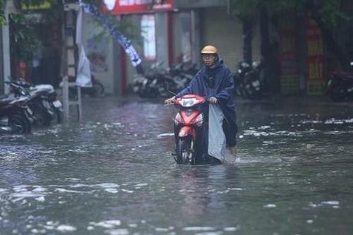 Đường Hà Nội mênh mông nước sau cơn 'mưa vàng' giải nhiệt