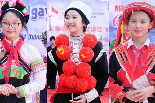 Người mẫu nhí trình diễn trang phục dân tộc nơi địa đầu Tổ quốc