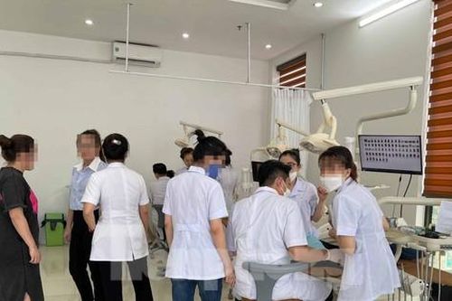 Tháo dỡ hàng loạt bảng biển cơ sở nha khoa hoạt động trái phép ở Thanh Hóa