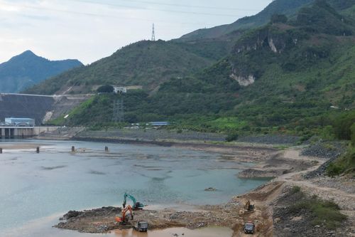 Lần đầu tiên nhà máy thủy điện Sơn La phải vận hành đến mực nước chết