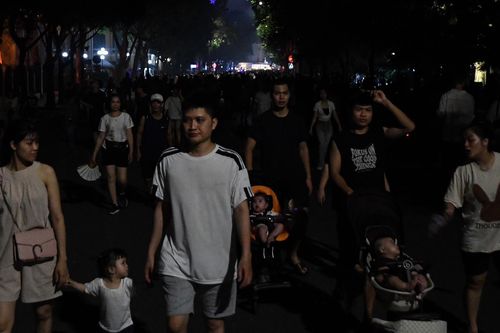 Ảnh hưởng của thiếu điện, người Hà Nội vui chơi trong bóng tối