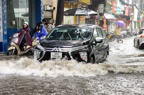 Nhiều tuyến phố của Hà Nội ngập sâu trong 'cơn mưa vàng'