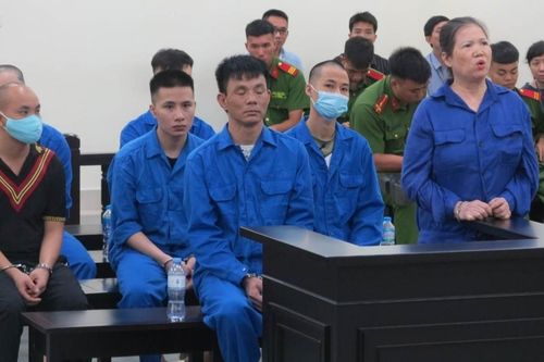 Nhóm đòi nợ 'giam' người phụ nữ trong nhà, dán ảnh nạn nhân khắp xóm