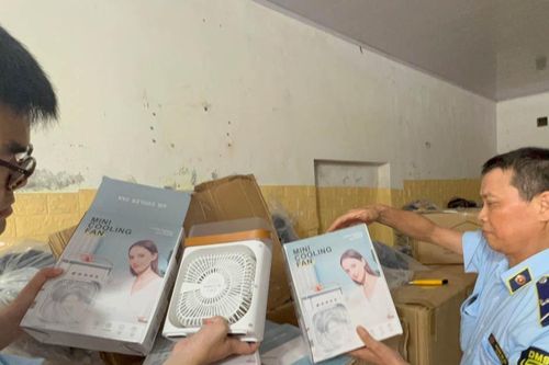 Phát hiện lượng lớn quạt điện không rõ nguồn gốc xuất xứ ở Hà Nội