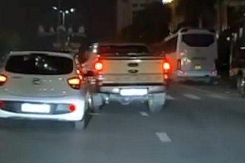 Tức tối vì ô tô phía trước đi chậm, xe bán tải vượt lên tạt đầu cảnh cáo