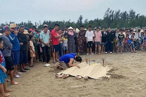 Ba cháu bé bị đuối nước khi theo ông ngoại đi tắm biển