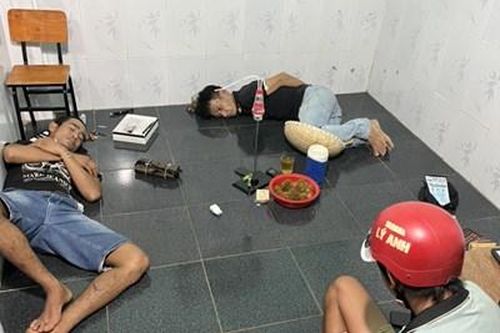 Công an đột kích tụ điểm 'sử dụng trái phép chất ma túy'