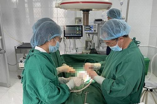 Phẫu thuật khối u buồng trứng nặng gần 9kg cho thiếu nữ 15 tuổi ở Đắk Lắk