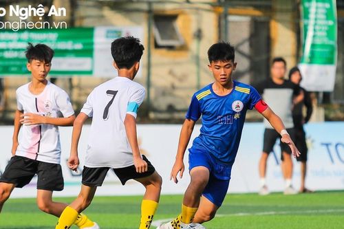 Chiến thắng trong trận Derby 'Biển Quỳnh': Đội thiếu niên Quỳnh Lưu đứng đầu Bảng B