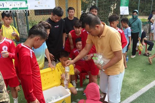 Bên lề sân cỏ: 'Quế Phong đá vì Hoàng Mai thôi!'