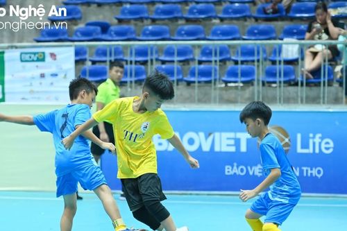Nhi đồng Tương Dương níu hy vọng vào tứ kết bằng cơn mưa bàn thắng vào lưới Nhi đồng Nghĩa Đàn