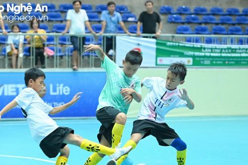 Nhi đồng Hoàng Mai lấy ngôi đầu bảng C từ Nhi đồng Nam Đàn, vào tứ kết thuyết phục