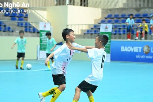 Bên lề sân cỏ: 'Hai ba con mực, Hoàng Mai đá hay cực'!