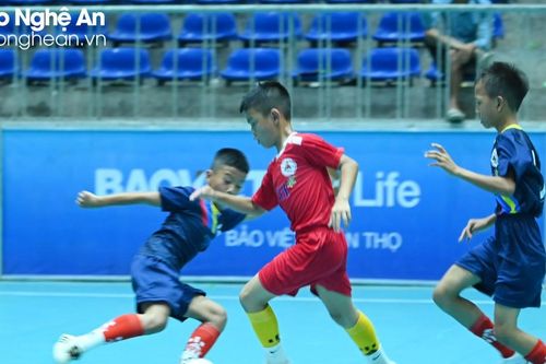 Đương kim vô địch Tân Kỳ giành tấm vé cuối cùng vào tứ kết