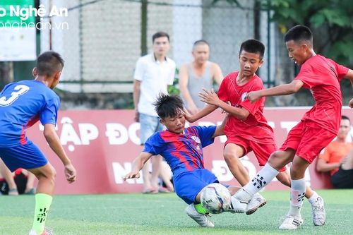 Thắng Thiếu niên Đô Lương, Thiếu niên TP Vinh nắm lợi thế lớn trong cuộc đua giành vé vào bán kết
