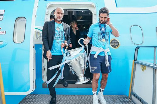Manchester City hân hoan rước cúp Champions League trở về