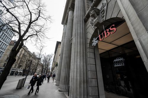 Ngân hàng UBS hoàn tất thương vụ thâu tóm Credit Suisse