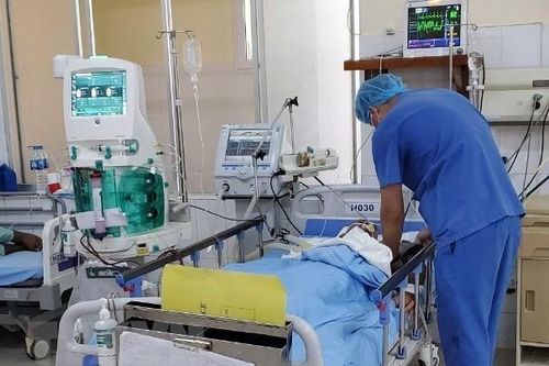 Uống rượu pha nước sát khuẩn tay, 1 người tử vong, 3 người nhập viện