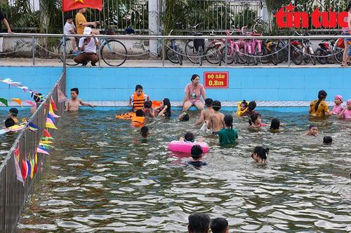Biến ao tù thành bể bơi miễn phí cho trẻ em 'giải nhiệt' mùa nắng nóng