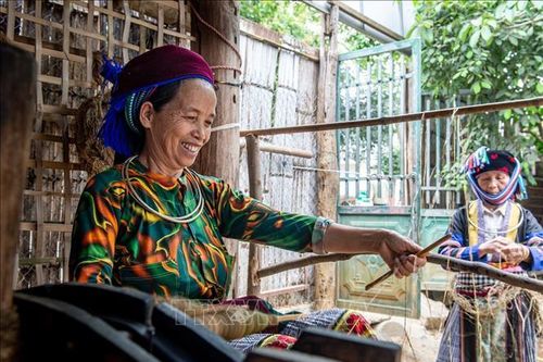 Nghề se lanh dệt vải của đồng bào Mông tại Lùng Tám