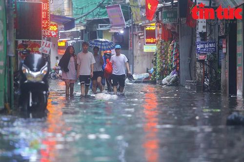 Nhiều tuyến phố của Hà Nội ngập sâu sau trận mưa giải nhiệt buổi trưa