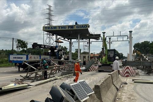 Tháo dỡ hai trạm thu phí trên Quốc lộ 1K