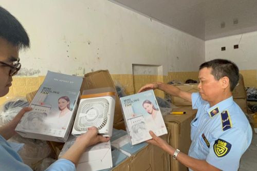 Thu giữ lượng lớn quạt điện không rõ nguồn gốc xuất xứ tại Hà Nội