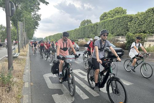 Người dân Paris đi xe đạp để tăng cường sức khỏe và bảo vệ môi trường