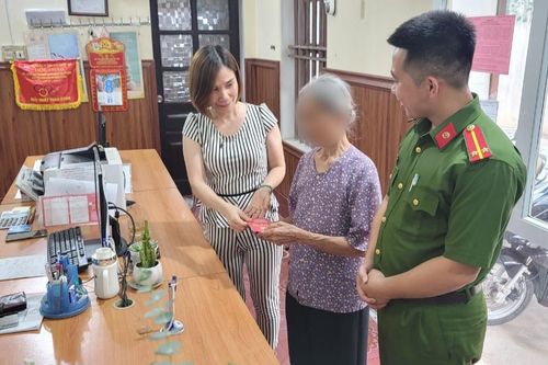 Sau 1 cuộc gọi, cụ bà 81 tuổi rút trăm triệu định gửi cho kẻ gian