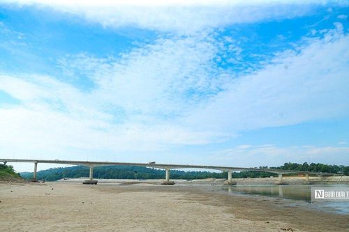 Sông Đà cạn trơ đáy, người dân thoải mái đi dạo dưới lòng sông