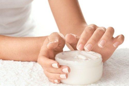 Mùa hè giữ mùi nước hoa trên cơ thể thế nào để thơm lâu?