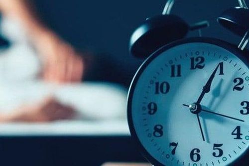 Vì sao lại nói nếu tỉnh giấc vào nửa đêm, không nên uống nước, nhìn đồng hồ